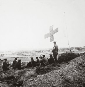 Het Britse Rode Kruis in het veld klaar voor zijn barmhartige taak door English Photographer